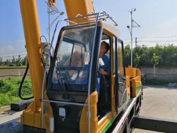 石首市吊车出租电话_怎么选择一辆适合自己的小吊车
